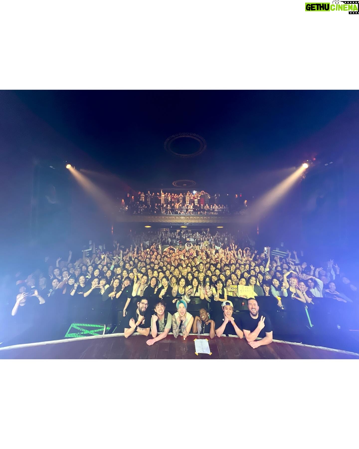 Amber Liu Instagram - TORONTO! Been a long overdue show and WE FINALLY MADE IT!! I felt so much love last night so thank you thank you thank you 🧡💛 also really happy i had got serve you guys at the merch booth haha thank you for the 5 stars, my boss will be really happy 😉 love you guys!!! Hope to see you again. MONTRÉAL SEE YOU TONIGHT!!