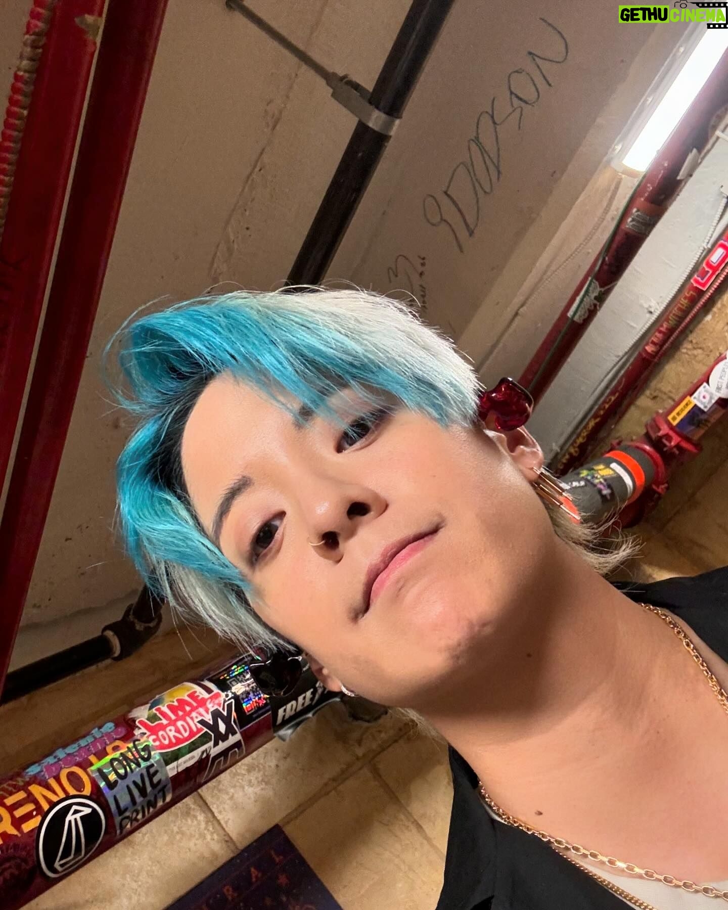 Amber Liu Instagram - TORONTO! Been a long overdue show and WE FINALLY MADE IT!! I felt so much love last night so thank you thank you thank you 🧡💛 also really happy i had got serve you guys at the merch booth haha thank you for the 5 stars, my boss will be really happy 😉 love you guys!!! Hope to see you again. MONTRÉAL SEE YOU TONIGHT!!