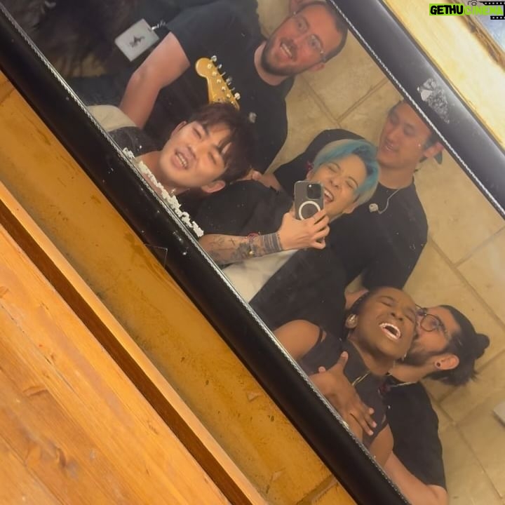 Amber Liu Instagram - TORONTO! Been a long overdue show and WE FINALLY MADE IT!! I felt so much love last night so thank you thank you thank you 🧡💛 also really happy i had got serve you guys at the merch booth haha thank you for the 5 stars, my boss will be really happy 😉 love you guys!!! Hope to see you again. MONTRÉAL SEE YOU TONIGHT!!