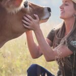 Amber Marshall Instagram - My little Bonnie showed up with a facial abscess a few weeks ago, and after a visit from our vet she is back to herself. For those who are interested, here is a video of the procedure. Note: Graphic images (if you have a weak stomach please note there is the presence of blood) We don’t know exactly what caused the abscess, sometimes it can be a small puncture from a stick or something that isn’t noticed under their fur, then later becomes infected. Since my cows are out in a wooded area, this was most likely the cause. #AmbersJerseyBonnie