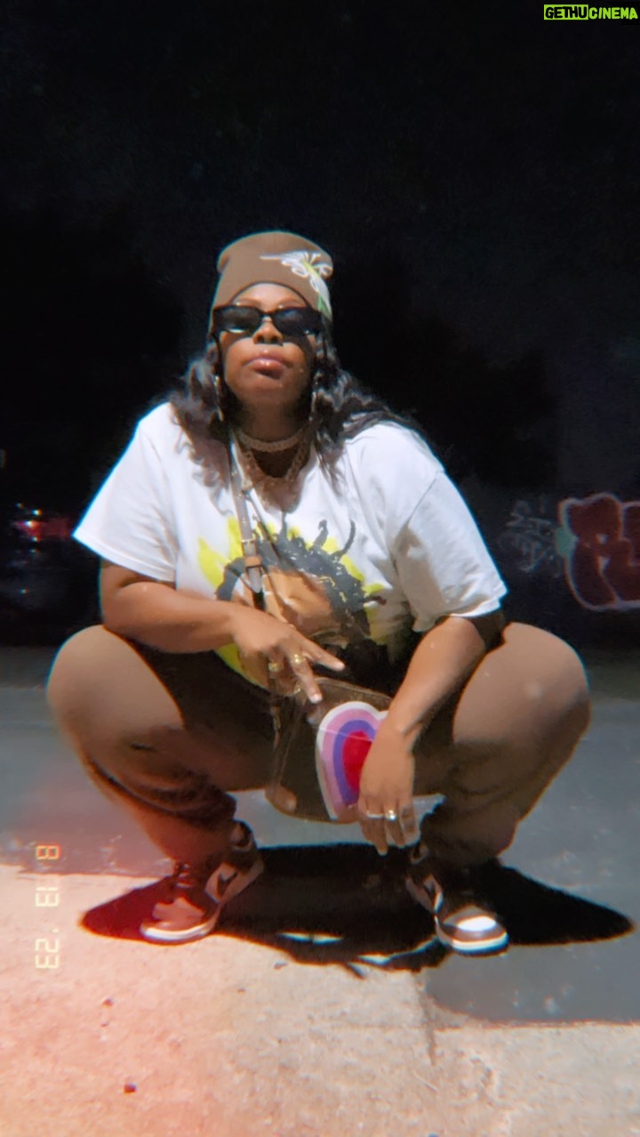 Amber Riley Instagram - See Mom. I DO wear clothes 😬🫠 @mztyneeb Artist 🎶: @jasminejwalker Beanie: @maybetomorrow Sweats: @gap Glasses: @amazon Shirt: stole it from my boyfriend 😂