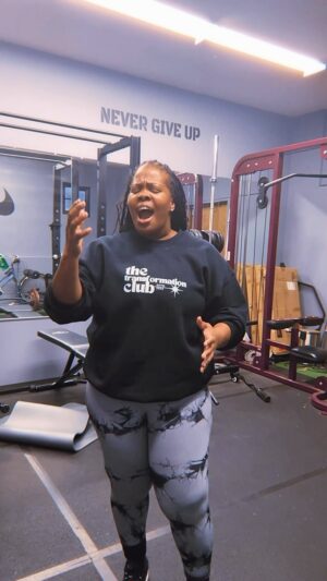 Amber Riley Instagram - BE NICE TO ME 😂😂😂😂 #postworkout I love this song and @yosoylaindia is such a powerhouse singer, I had to take a swing at it! It’s a great vocal challenge and I think Spanish is such a beautiful language 🥰🫶🏾