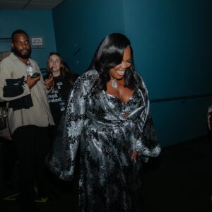 Amber Riley Instagram - Make sure you tune in tonight as I tribute the Queen! MS ARETHA FRANKLIN 👑 Tonight  11/15 at 9p! Tune in. 
CMT SMASHING GLASS