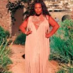 Amber Riley Instagram - I’m so grateful to have a job that allows me to travel and see the world. Had to channel my inner Greek Goddess for this look 💫👑 #MammaMia Stylist: Me Hair: @marvinfhair Makeup: @veechanda Song: @calebnathanmusic “Fine Girl”