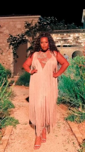 Amber Riley Instagram - I’m so grateful to have a job that allows me to travel and see the world. Had to channel my inner Greek Goddess for this look 💫👑 #MammaMia 

Stylist: Me
Hair: @marvinfhair 
Makeup: @veechanda 
Song: @calebnathanmusic “Fine Girl”
