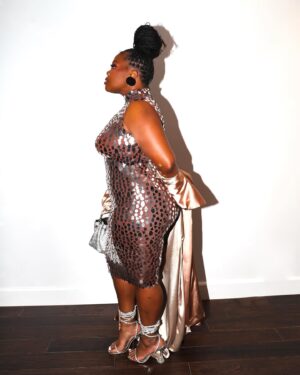Amber Riley Instagram - Last night, I felt like chocolate dipped in honey. I felt like art. I felt so freaking beautiful and loved and I got to support a great cause. What @eltonjohn has done for HIV/AIDS research is inspiring. $9 million raised in one night 🙌🏾 ASTOUNDING. #EJAFOscars @ejaf 

 Picture #9, I can just HEAR this photo and it sounds GOOD 😂

Picture #10 I gave birth to him, my baby 😍🥰

Thank you team! 

Styled by an ICON: @icontips 
Beat by: @missdrini 
👗: @angelbrinks 
🧥: @jaredlamar 

I GOT SNAPPED BY A LEGEND: THEE @alfredoflores