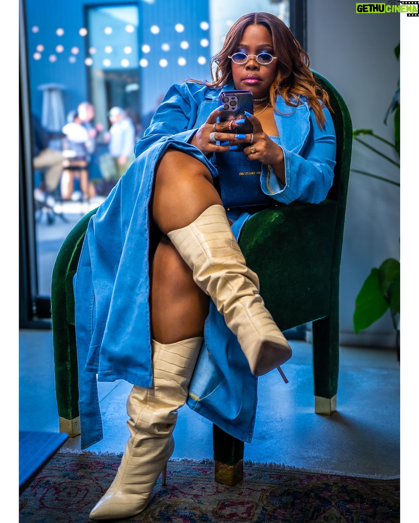 Amber Riley Instagram - Big Boss π€π€π€ did you vote for me today for the @cma? Did you buy your ticket to @preacherswifemusical?!? No!!? Shame on you!!! Links in my bio, getter done!!!!! πΈ: @shotbyscoobz Yall know my @brandonblackwoodnyc collection is BAD honey ππΎββοΈ