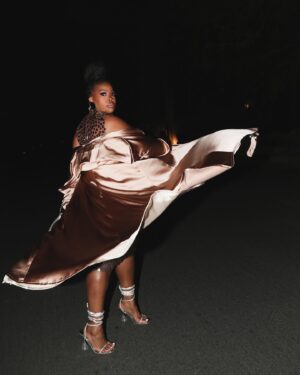 Amber Riley Instagram - Last night, I felt like chocolate dipped in honey. I felt like art. I felt so freaking beautiful and loved and I got to support a great cause. What @eltonjohn has done for HIV/AIDS research is inspiring. $9 million raised in one night 🙌🏾 ASTOUNDING. #EJAFOscars @ejaf 

 Picture #9, I can just HEAR this photo and it sounds GOOD 😂

Picture #10 I gave birth to him, my baby 😍🥰

Thank you team! 

Styled by an ICON: @icontips 
Beat by: @missdrini 
👗: @angelbrinks 
🧥: @jaredlamar 

I GOT SNAPPED BY A LEGEND: THEE @alfredoflores