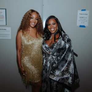 Amber Riley Instagram - Make sure you tune in tonight as I tribute the Queen! MS ARETHA FRANKLIN 👑 Tonight  11/15 at 9p! Tune in. 
CMT SMASHING GLASS