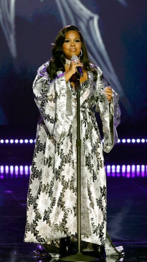 Amber Riley Instagram - This one’s for the Queen of Soul, @arethafranklin🎙️✨ @msamberpriley #CMTSmashingGlass