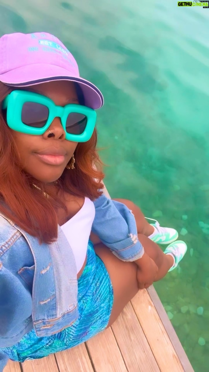 Amber Riley Instagram - I don’t know why, but the water makes me so calm 🫶🏾 (Some of my audio doesn’t work here 😒 Can you hear the song?)
