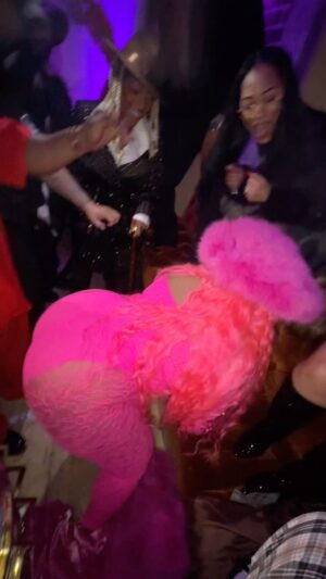 Amber Riley Instagram - I hope you woke up to this 😜😂 #activated #hoodratthingswithmyfriends #bryonsplayersball  @theestallion was watchin, I had to show out 😅😂🤣

🎥: MY MAN MY MAN MY MAN @scoobzdoo