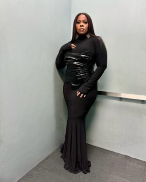 Amber Riley Instagram - Wearing all black to “The Color Purple” premiere! 

👗: @icontips/ @normakamali 
💄: @makeupbymila 
💇🏾‍♀️: @slayedbyjrich