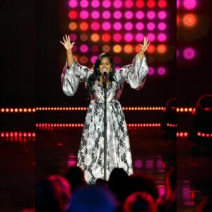 Amber Riley Instagram - Make sure you tune in tonight as I tribute the Queen! MS ARETHA FRANKLIN 👑 Tonight  11/15 at 9p! Tune in. 
CMT SMASHING GLASS