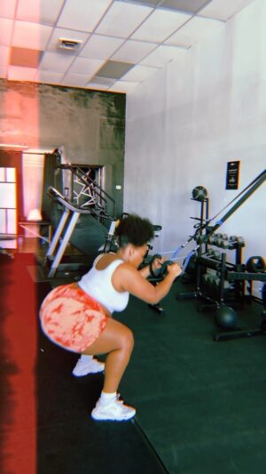 Amber Riley Instagram - It took me years to be comfortable in shorts. I still struggle with showing my thighs. I do it purposely now, because I’m determined to love every part of me 🙌🏾🫶🏾