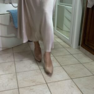 Ambra Angiolini Instagram - Sei bella amore mio, di quella bellezza che senza convenzioni vive, non si preoccupa di nulla se non di essere “reale”. Non chiedi nulla, offri sempre. Ieri abbiamo comprato un paio di scarpe, le tue prime col tacco…25 € ( perché la sfida è vivere con semplicità e poi… quanto ridiamo in giro per mercatini con nonnina @cominidoriana ) e tu sei diventata alta tre metri. Io mi amo un po’ di più da quando ho il privilegio di vivere il tuo sorriso @jolandarenga 
Tuo fratello pure… ma lui essendo un vampiro in foto non viene😂