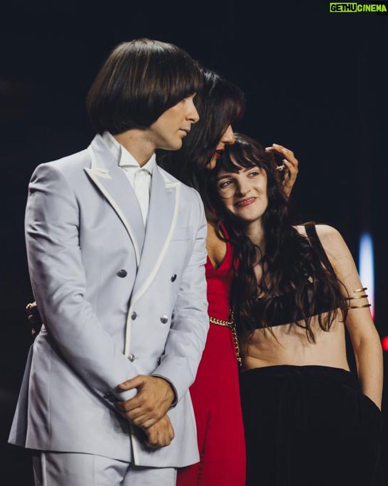 Ambra Angiolini Instagram - Ho messo i desideri sulle mensole , a vista … così non mi dimentico di farli succedere… Grazie @chiamamiangelica @matteoalieno @gaetanodecarobk @xfactoritalia Grazie a @gra69 @susanna_ausoni @patrizia.delcuratolo @federica_peluso__ @moschino Ieri le Charlie’s Angels ce mettevano lo smalto