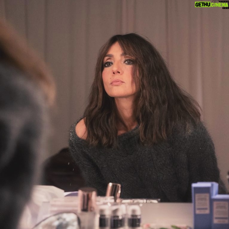 Ambra Angiolini Instagram - C’è sempre il “ momento prima” di qualsiasi film, spettacolo teatrale, tv, uscita da casa, in cui mi guardo allo specchio e non riconosco niente, non mi sento pronta, non, non, non… e poi…per fortuna HO PAURA. Mentre mi vengono mostrati i miei limiti per scoraggiarmi e rinchiudermi, io finalmente li “ conosco” , gli sorrido e sono finalmente libera di andare. Grazie per aver fermato questo “ momento prima “ @andreasimone.ph e grazie al mio @matteoalieno per questa canzone