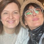 Ambra Angiolini Instagram – Il @primomaggioroma  ha reso possibili molte cose che desideravo seguire da vicino. Ringrazio @massimobonelli  per il bene fatto in silenzio, ma concretamente. L’anno scorso questa mamma stupenda, suo marito e la sua altrettanto meravigliosa figlia, hanno aperto il Concertone consegnando un atto di civiltà,  dopo la più imperdonabile delle ingiustizie subite: la morte del loro Lorenzo. Oggi è un giorno importante per tutti noi. Queste le parole di Maria Elena …
“Andiamo avanti, con il cuore, partendo da te. Ma non solo.
La “ Carta di Lorenzo “ l’abbiamo voluta, abbozzata, pensata di notte come unico senso da dare a ciò che senso sembra non avere.
L’abbiamo creata poi insieme a tutti le parti coinvolte, e’ semplice, aperta e flessibile a migliorare, sempre. Allo stesso tempo e’ tolleranza zero verso alcuni temi che NON possiamo più contemplare. Se la sicurezza è tale, non può essere “ un po’ ’” non e’ a tentativi, a punti, a prove.
La vita e’ questa.
Oggi la Carta di Lorenzo e’ memoria del passato che non possiamo cambiare, ma dal quale possiamo fare in modo che non succeda ad altri, per stare nel presente in sicurezza e poter costruire il proprio futuro.
E’ per te, che ci hai lasciato troppo presto facendo un baccano che continueremo a sentire e a fare, anche con toni pacati, ma fermi.
Saremo testimoni e osservatori attenti di questo impegno che le istituzioni, le imprese, le associazioni e le parti sociali coinvolte porteranno avanti come monito nei confronti della vita, a partire dalla tua” #cartadilorenzo #sicurezza #lavoro #bastamortisullavoro #lorenzoparrelli