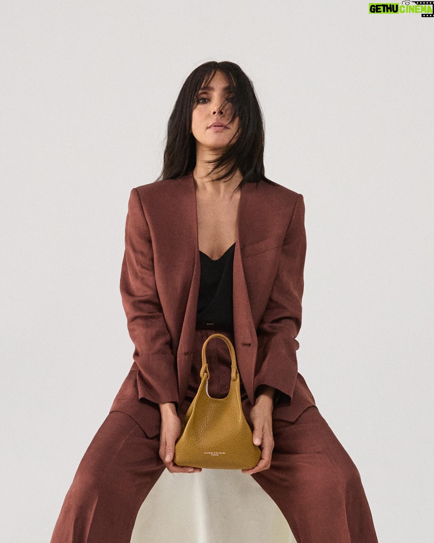 Ambra Angiolini - 3 Likes - E questo è il mio nuovo progetto DUA BAG … “ per tutte le donne che sono “ grazie a @giannichiarini per …averle fatte sentire tutte giuste #madeinitaly #newproject #bag #dua #women #adv