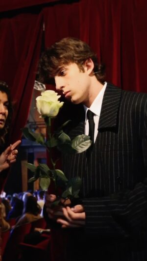 Ambra Angiolini Instagram - “La violenza contro le donne è un problema degli uomini”, dice Nicola Savino. L’attore e conduttore è salito con altri 13 artisti uomini sul palco del teatro Franco Parenti di Milano per il recital di Grazia, condotto da Ambra Angiolini, “Quello che gli uomini non dicono” contro la violenza sulle donne. Ha interpretato un brano tratto da “Ammazzati amore mio” della scrittrice argentina Ariana Harwicz, che riflette su tutte le  costrizioni che una donna deve subire per essere accettata.  L’attore Giorgio Pasotti ha recitato un pezzo del drammatico monologo “Lo stupro” di Franca Rame. “Penso che noi uomini abbiamo toccato il fondo”, ci ha detto Pasotti durante le prove del recital. “L’unica cosa che possiamo fare è assumerci tutte le responsabilità”.
Il cantautore Sangiovanni è salito sul palco con le parole della lettera dal carcere dell’attivista iraniana e premio Nobel per la pace 2023, Narges Mohammadi. “Per me e i miei coetanei non basta più dire e sperare che Giulia Cecchettin sia l’ultima vittima, dobbiamo agire affinché lo sia”, ha detto prima di entrare in scena.
Link in bio.
 
#quellochegliuomininondicono
@nicosavi  
@gpasotti
@sangiovanni 
Video di @piccolissimofilm 

Grazie @generaliitalia @alleanzaassicurazioni_official e @fondazione_pirelli per avere creduto in questo progetto visionario e averlo sostenuto. 

E grazie
@armanibeauty #makeup
