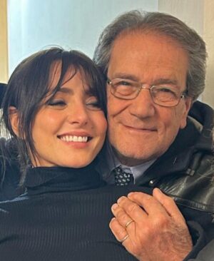 Ambra Angiolini Instagram - Grazie ai miei due papà  @alfredo_angiolini e  @francescorenga che mi hanno insegnato tante cose, ma non ancora a dire così bene “ E sti cavoli???? “… serve, eccome se serve ! #love #dad  Diventare padre non è una questione biologica, è una scelta.