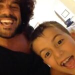 Ambra Angiolini Instagram – Grazie ai miei due papà  @alfredo_angiolini e  @francescorenga che mi hanno insegnato tante cose, ma non ancora a dire così bene “ E sti cavoli???? “… serve, eccome se serve ! #love #dad  Diventare padre non è una questione biologica, è una scelta.