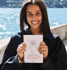 Ambra Angiolini Instagram - E quando penso di essere un disastro arrivano i tuoi occhi e le tue mani… sono orgogliosissima @jolandarenga “ QUALCOSA NEL MODO IN CUI SBADIGLIA “ è il tuo primo romanzo… dal 26/09 in tutte le librerie. Per tutti quelli che non scappano dalla realtà, dal proprio “ sentire tutto “ e trasformano la vita vera in qualcosa di più speciale .