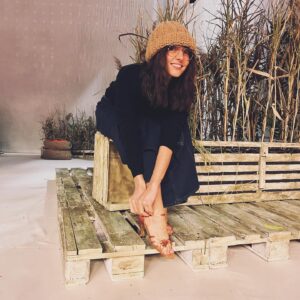Ambra Angiolini Instagram - Quando fai e non parli, quando ti scoppia il cuore anche all’idea di avere la superpaura , quando ami oltre il tuo biologico … non ti preoccupi di quello che significhi tu per il teatro, pensi a quanto lui  sia importante per te. Grazie prima ancora di iniziare a tremare, in ogni senso possibile.  OLIVA DENARO… ci siamo quasi @violardone #giorgiogallione @agidi_srl @goldenart.production @notorialab @gra69 @jolandarenga ph by @iamtitticupido @devisofficial @teatrogiudittapasta #💚