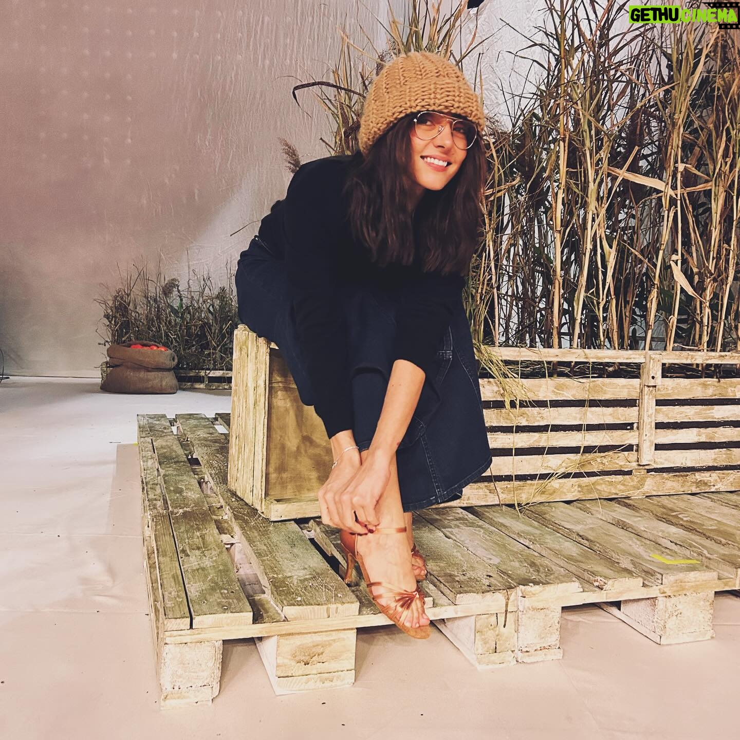 Ambra Angiolini - 3 Likes - Quando fai e non parli, quando ti scoppia il cuore anche all’idea di avere la superpaura , quando ami oltre il tuo biologico … non ti preoccupi di quello che significhi tu per il teatro, pensi a quanto lui sia importante per te. Grazie prima ancora di iniziare a tremare, in ogni senso possibile. OLIVA DENARO… ci siamo quasi @violardone #giorgiogallione @agidi_srl @goldenart.production @notorialab @gra69 @jolandarenga ph by @iamtitticupido @devisofficial @teatrogiudittapasta #💚