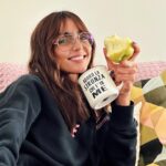 Ambra Angiolini Instagram – Certe relazioni si basano su conversazioni scomode …  Io e le mie “ inquiline “ #domenica #amorepersestessi
