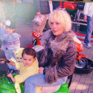 Ambra Angiolini Instagram - Nel primo video mi stavi aiutando, ero in mezzo ad un brutto esaurimento nervoso e tu cercavi di farmi ridere ogni giorno. Nella seconda foto mi stavi aiutando, ero diventata mamma per la prima volta e la facevi tanto ridere …Jolanda. Nella terza foto ero diventata mamma per la seconda volta e tu mi stavi aiutando, quando guardo Leonardo in braccio a te il cuore ride ancora adesso . Nell’ultima foto siamo così simili… ora tocca a te mamma… ridi più che puoi, ti aiuto io #motherday #mamma