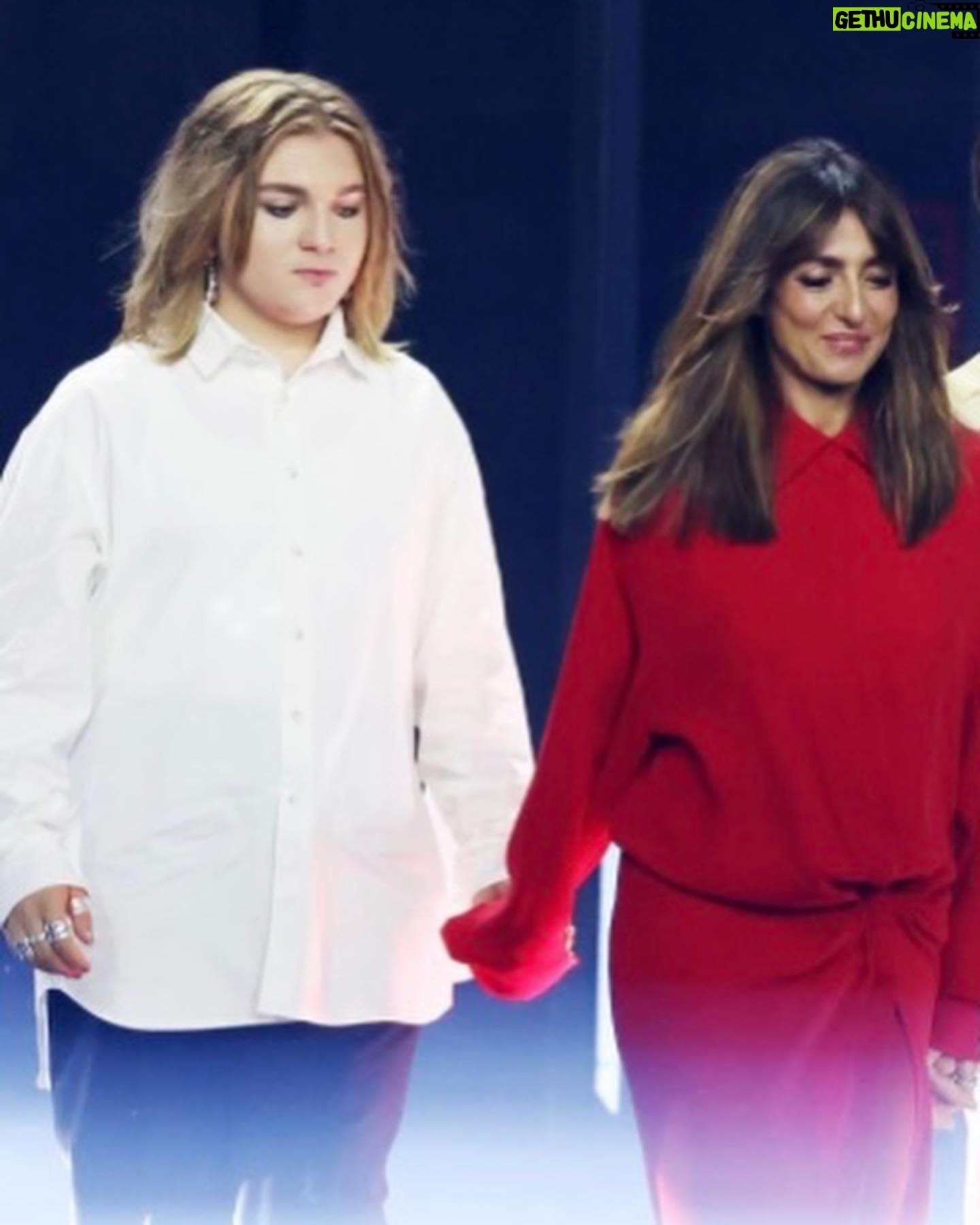 Ambra Angiolini Instagram - Ho messo i desideri sulle mensole , a vista … così non mi dimentico di farli succedere… Grazie @chiamamiangelica @matteoalieno @gaetanodecarobk @xfactoritalia Grazie a @gra69 @susanna_ausoni @patrizia.delcuratolo @federica_peluso__ @moschino Ieri le Charlie’s Angels ce mettevano lo smalto