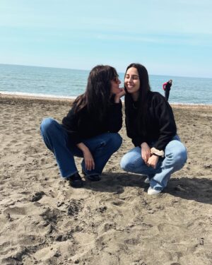 Ambra Angiolini Instagram - Sei bella amore mio, di quella bellezza che senza convenzioni vive, non si preoccupa di nulla se non di essere “reale”. Non chiedi nulla, offri sempre. Ieri abbiamo comprato un paio di scarpe, le tue prime col tacco…25 € ( perché la sfida è vivere con semplicità e poi… quanto ridiamo in giro per mercatini con nonnina @cominidoriana ) e tu sei diventata alta tre metri. Io mi amo un po’ di più da quando ho il privilegio di vivere il tuo sorriso @jolandarenga 
Tuo fratello pure… ma lui essendo un vampiro in foto non viene😂