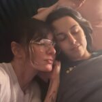 Ambra Angiolini Instagram – @cosmopolitan_it  e la lettera di Jolanda … -RESTIAMO UMANI – “Lasciateci una canzone per commuoverci, una poesia per riempirci il cuore, un film per farci innamorare gli occhi. Io così ce l’ho fatta, perché adesso davanti allo specchio invece di aprirli gli occhi li chiudo e a voce alta mi dico “Oggi mi sento bene”  Love you @jolandarenga ph @elesabet