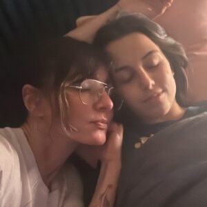 Ambra Angiolini Instagram - @cosmopolitan_it  e la lettera di Jolanda … -RESTIAMO UMANI - “Lasciateci una canzone per commuoverci, una poesia per riempirci il cuore, un film per farci innamorare gli occhi. Io così ce l’ho fatta, perché adesso davanti allo specchio invece di aprirli gli occhi li chiudo e a voce alta mi dico “Oggi mi sento bene”  Love you @jolandarenga ph @elesabet