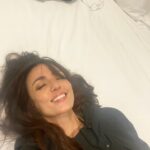 Ambra Angiolini Instagram – “ Il Nodo “ si è sciolto. Grazie a chi è venuto a “ sentire “ questo spettacolo.
Grazie per questi tre anni di vita a zonzo @federicalunavincentiofficial @goldenart.production @gra69 #francesca @serena_sinigaglia @theodora1958 #carlo #nicholas #ludovicamodugno #ariannascommegna @dani_polix @jolandarenga #leo  È grazie al teatro se ho capito che tutto questo “sentire” in realtà è un grande privilegio. Si può vivere di extrasistole emotive, basta trovare il posto giusto, dove tutto questo è una risorsa e non un difetto.
Ci vediamo a gennaio con un altro progetto, ovviamente da “ sentire” #love #theatre