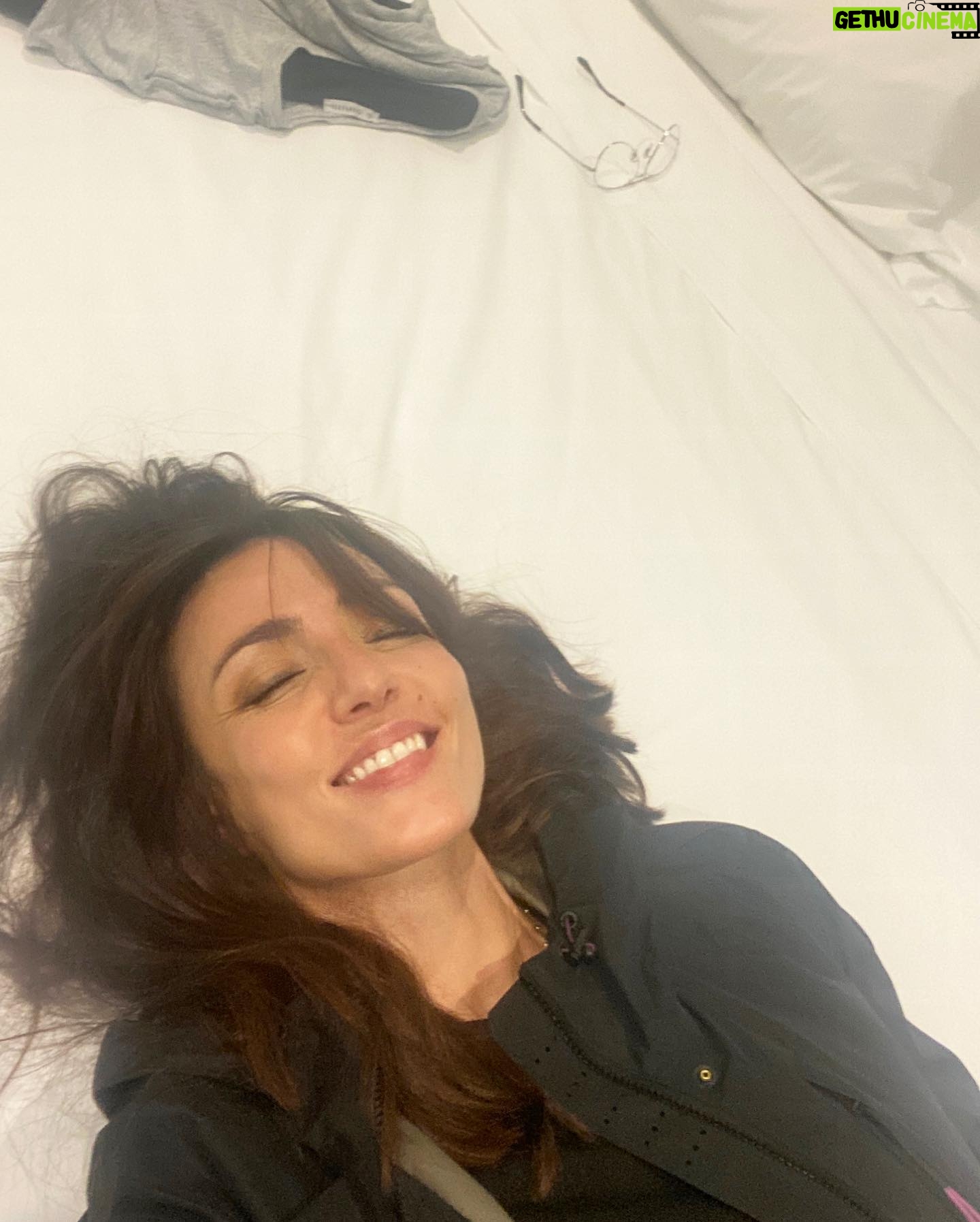 Ambra Angiolini Instagram - “ Il Nodo “ si è sciolto. Grazie a chi è venuto a “ sentire “ questo spettacolo. Grazie per questi tre anni di vita a zonzo @federicalunavincentiofficial @goldenart.production @gra69 #francesca @serena_sinigaglia @theodora1958 #carlo #nicholas #ludovicamodugno #ariannascommegna @dani_polix @jolandarenga #leo È grazie al teatro se ho capito che tutto questo “sentire” in realtà è un grande privilegio. Si può vivere di extrasistole emotive, basta trovare il posto giusto, dove tutto questo è una risorsa e non un difetto. Ci vediamo a gennaio con un altro progetto, ovviamente da “ sentire” #love #theatre