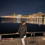 Ambra Angiolini Instagram – “ Il Nodo “ si è sciolto. Grazie a chi è venuto a “ sentire “ questo spettacolo.
Grazie per questi tre anni di vita a zonzo @federicalunavincentiofficial @goldenart.production @gra69 #francesca @serena_sinigaglia @theodora1958 #carlo #nicholas #ludovicamodugno #ariannascommegna @dani_polix @jolandarenga #leo  È grazie al teatro se ho capito che tutto questo “sentire” in realtà è un grande privilegio. Si può vivere di extrasistole emotive, basta trovare il posto giusto, dove tutto questo è una risorsa e non un difetto.
Ci vediamo a gennaio con un altro progetto, ovviamente da “ sentire” #love #theatre