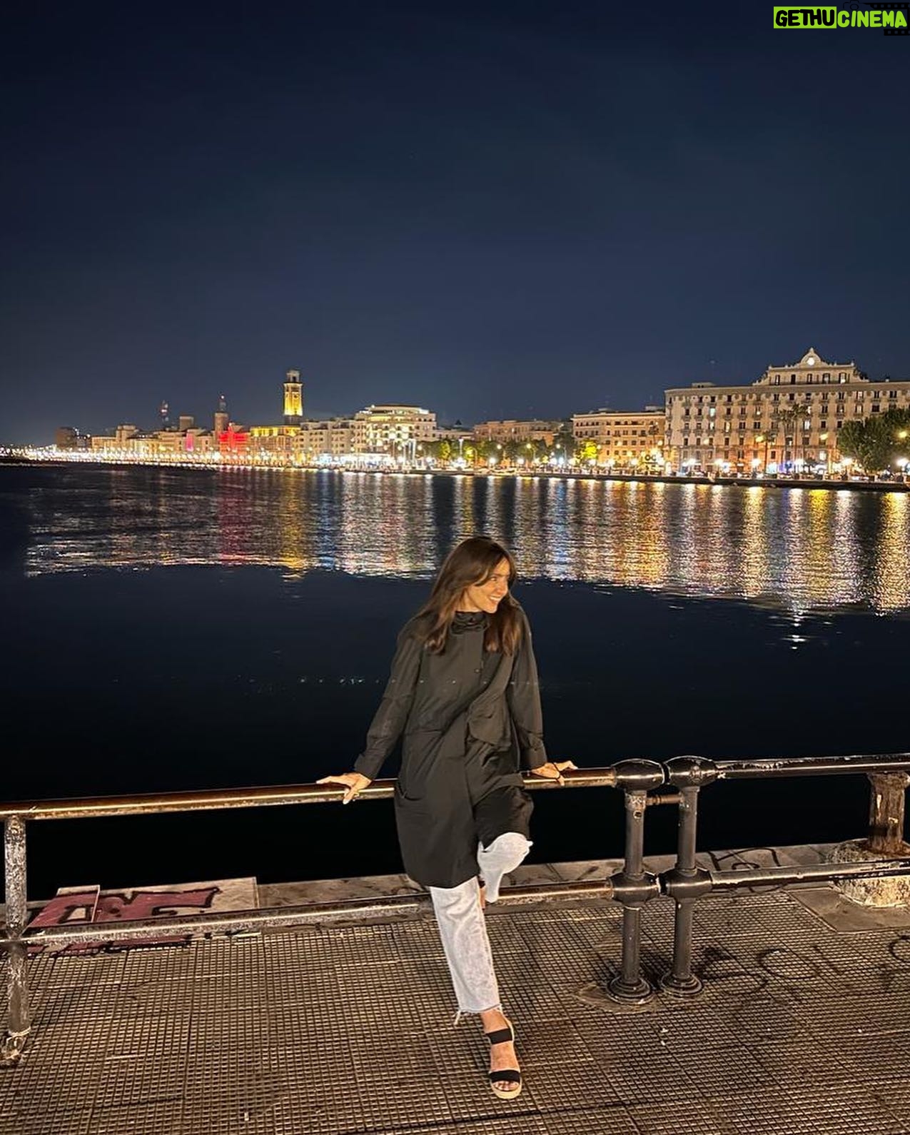 Ambra Angiolini Instagram - “ Il Nodo “ si è sciolto. Grazie a chi è venuto a “ sentire “ questo spettacolo. Grazie per questi tre anni di vita a zonzo @federicalunavincentiofficial @goldenart.production @gra69 #francesca @serena_sinigaglia @theodora1958 #carlo #nicholas #ludovicamodugno #ariannascommegna @dani_polix @jolandarenga #leo È grazie al teatro se ho capito che tutto questo “sentire” in realtà è un grande privilegio. Si può vivere di extrasistole emotive, basta trovare il posto giusto, dove tutto questo è una risorsa e non un difetto. Ci vediamo a gennaio con un altro progetto, ovviamente da “ sentire” #love #theatre