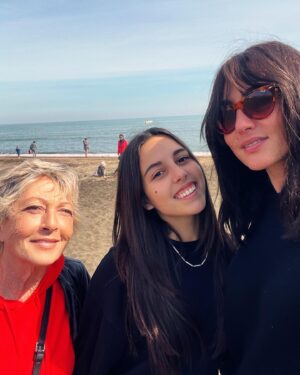 Ambra Angiolini Instagram - Sei bella amore mio, di quella bellezza che senza convenzioni vive, non si preoccupa di nulla se non di essere “reale”. Non chiedi nulla, offri sempre. Ieri abbiamo comprato un paio di scarpe, le tue prime col tacco…25 € ( perché la sfida è vivere con semplicità e poi… quanto ridiamo in giro per mercatini con nonnina @cominidoriana ) e tu sei diventata alta tre metri. Io mi amo un po’ di più da quando ho il privilegio di vivere il tuo sorriso @jolandarenga 
Tuo fratello pure… ma lui essendo un vampiro in foto non viene😂