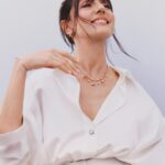 Ambra Angiolini Instagram - I miei charm preferiti che descrivono tutto quello che porto con me ogni giorno . Scopri la mia intervista per conoscere il significato di ognuno di loro. @rosatogioielli #ambraangiolinixrosato #rosatogioielli #comeme #ad