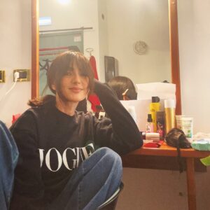 Ambra Angiolini Instagram - E comunque… in teatro si incontra un sacco di bella gente. Io questa faccia quando faccio altro non ce l’ho . Il successo a teatro distende i lineamenti, e non devi mostrare altro che l’anima ( pure  ricostruita, basta che ci sia ). Tutto pensavo di poter fare nella vita, ma non di riempire i teatri . Grazie a tutte le persone che vengono a condividere ogni sera lo stesso modo di “ sentire” #amo #teatro🎭 #oliva #denaro  Dal 12 al 21 aprile al @teatrofrancoparenti “ Oliva Denaro “