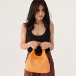 Ambra Angiolini Instagram – Metà donna e metà uomo … e vanno d’accordo. Ho fatto pace con il mio cervello-a…. #dua #bags e chi l’ha detto che è solo per una donna? Dua @giannichiarini #adv