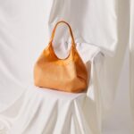 Ambra Angiolini Instagram – Metà donna e metà uomo … e vanno d’accordo. Ho fatto pace con il mio cervello-a…. #dua #bags e chi l’ha detto che è solo per una donna? Dua @giannichiarini #adv