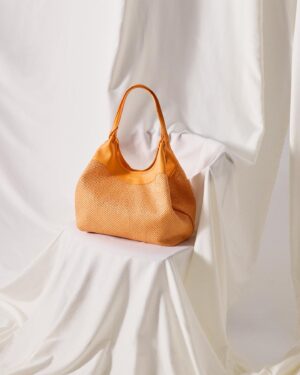 Ambra Angiolini Instagram - Metà donna e metà uomo … e vanno d’accordo. Ho fatto pace con il mio cervello-a…. #dua #bags e chi l’ha detto che è solo per una donna? Dua @giannichiarini #adv
