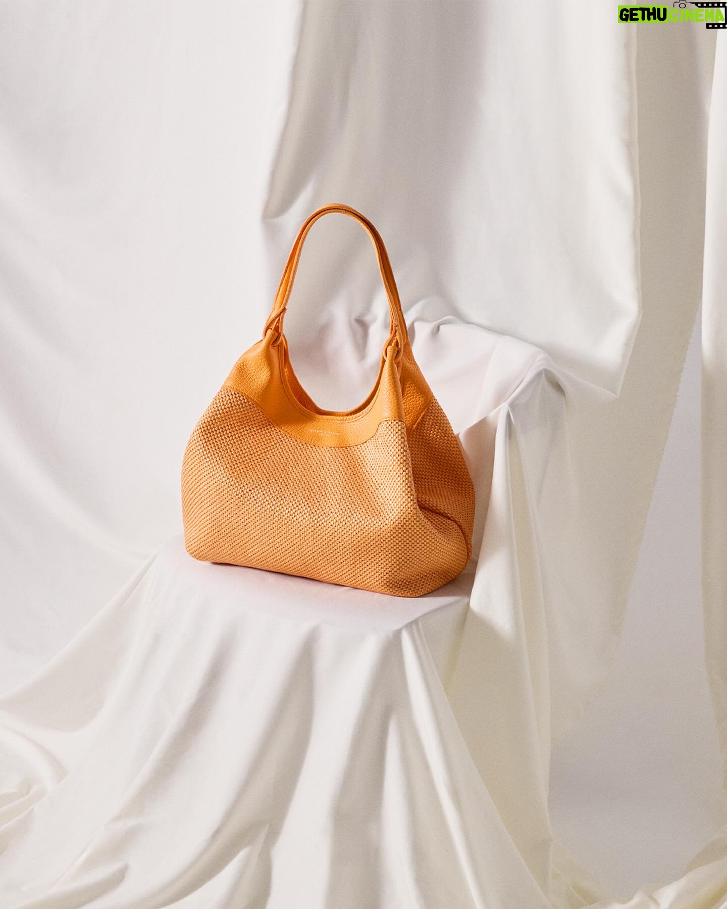 Ambra Angiolini - 3 Likes - Metà donna e metà uomo … e vanno d’accordo. Ho fatto pace con il mio cervello-a…. #dua #bags e chi l’ha detto che è solo per una donna? Dua @giannichiarini #adv