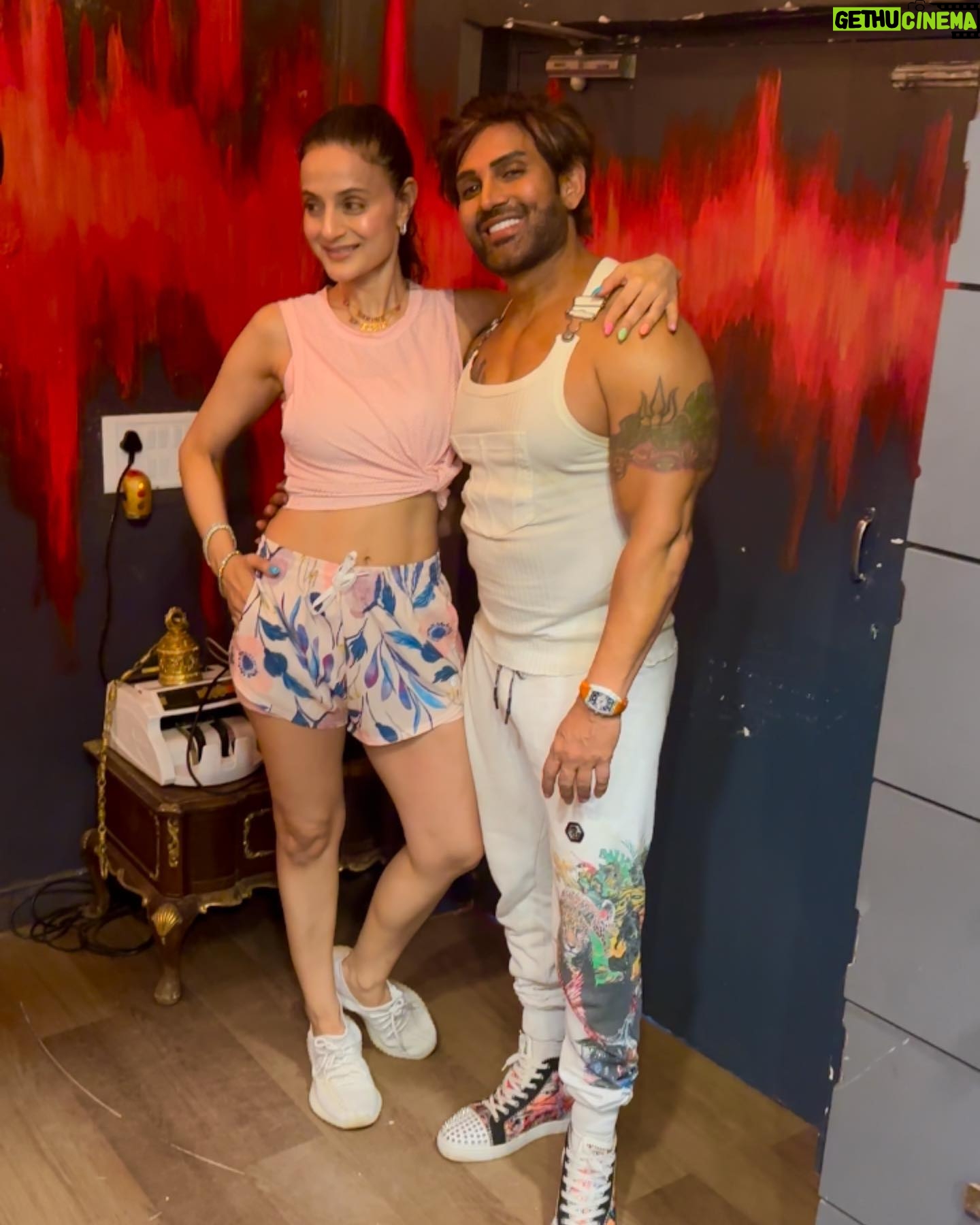 Ameesha Patel Instagram - Fabulous workout session with my super fit and fabulous hot friend @yashbirla at his new gym PUMP In Mumbai ββ opens tomorrowβ lovedddd the gym β!!! ππ»ββοΈππ»ββοΈππ»ββοΈππ»ββοΈππ»ββοΈππ»ββοΈbest wishes darling @yashbirla