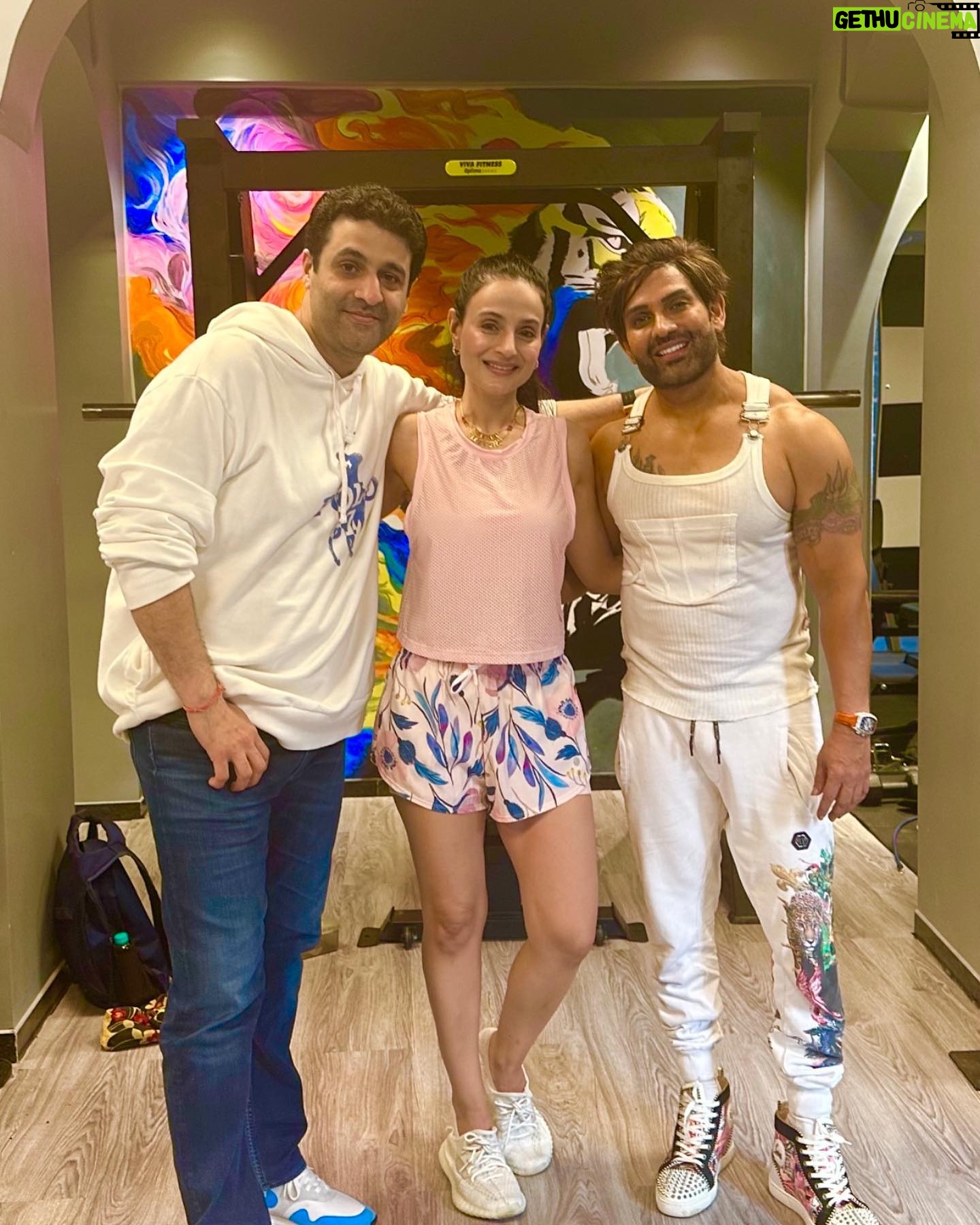 Ameesha Patel Instagram - Fabulous workout session with my super fit and fabulous hot friend @yashbirla at his new gym PUMP In Mumbai ββ opens tomorrowβ lovedddd the gym β!!! ππ»ββοΈππ»ββοΈππ»ββοΈππ»ββοΈππ»ββοΈππ»ββοΈbest wishes darling @yashbirla