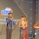 Ameesha Patel Instagram – About last nite —- thank u @realbollywoodhungama 🙏🏻🙏🏻💖💖— humbled to receive this award 🙏🏻🙏🏻
@manieshpaul u had the audience in splits as usual 😀😀
Styled by @rockystarofficial @rockystar100 
Glam : @jaywantthakre 
Hair : @poojaudeshihairdesigns